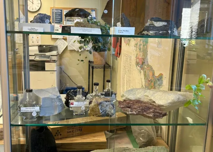 Photo of rock & minerals in showcase